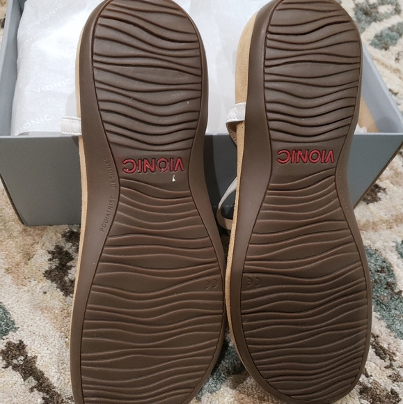 Vionic white and gold sandals 2 available in sz 10 and 11 sold separately - Picture 3 of 4